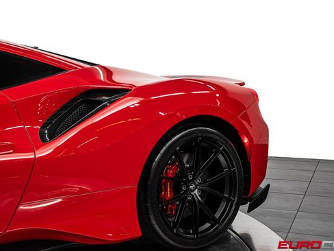Used 2019 Ferrari 488 Pista Coupe RWD image 19