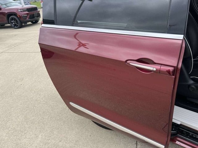 Used 2022 Chrysler Pacifica Limited FWD image 19