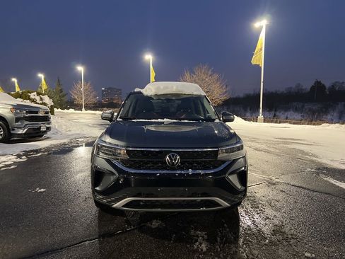 Used 2024 Volkswagen Taos SE image 2