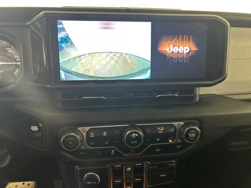Used 2024 Jeep Wrangler Unlimited w/ Convenience Group AWD/4WD image 22