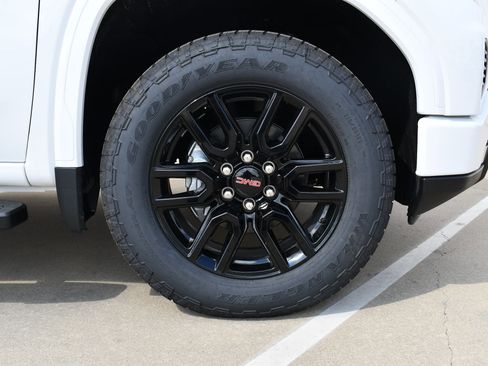 New 2026 GMC Sierra 1500 Elevation w/ LPO, Elevation Black Package AWD/4WD image 4