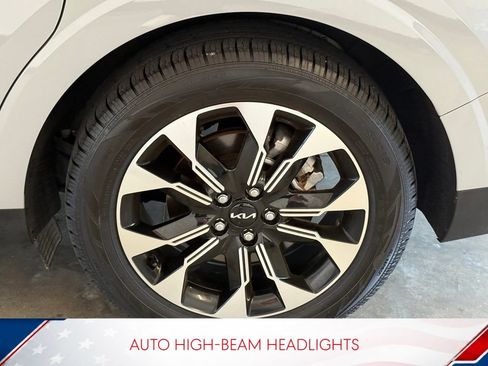 Used 2024 Kia Carnival EX FWD image 9