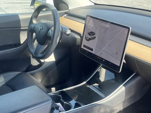 Used 2021 Tesla Model Y Long Range AWD/4WD image 18