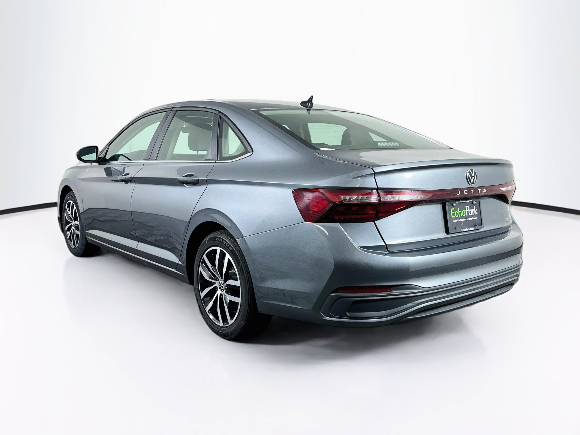 Used 2025 Volkswagen Jetta SE FWD image 5