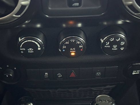 Used 2017 Jeep Wrangler Unlimited Sahara w/ Connectivity Group AWD/4WD image 22