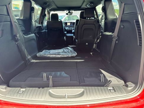 New 2027 Chrysler Pacifica Limited FWD image 10