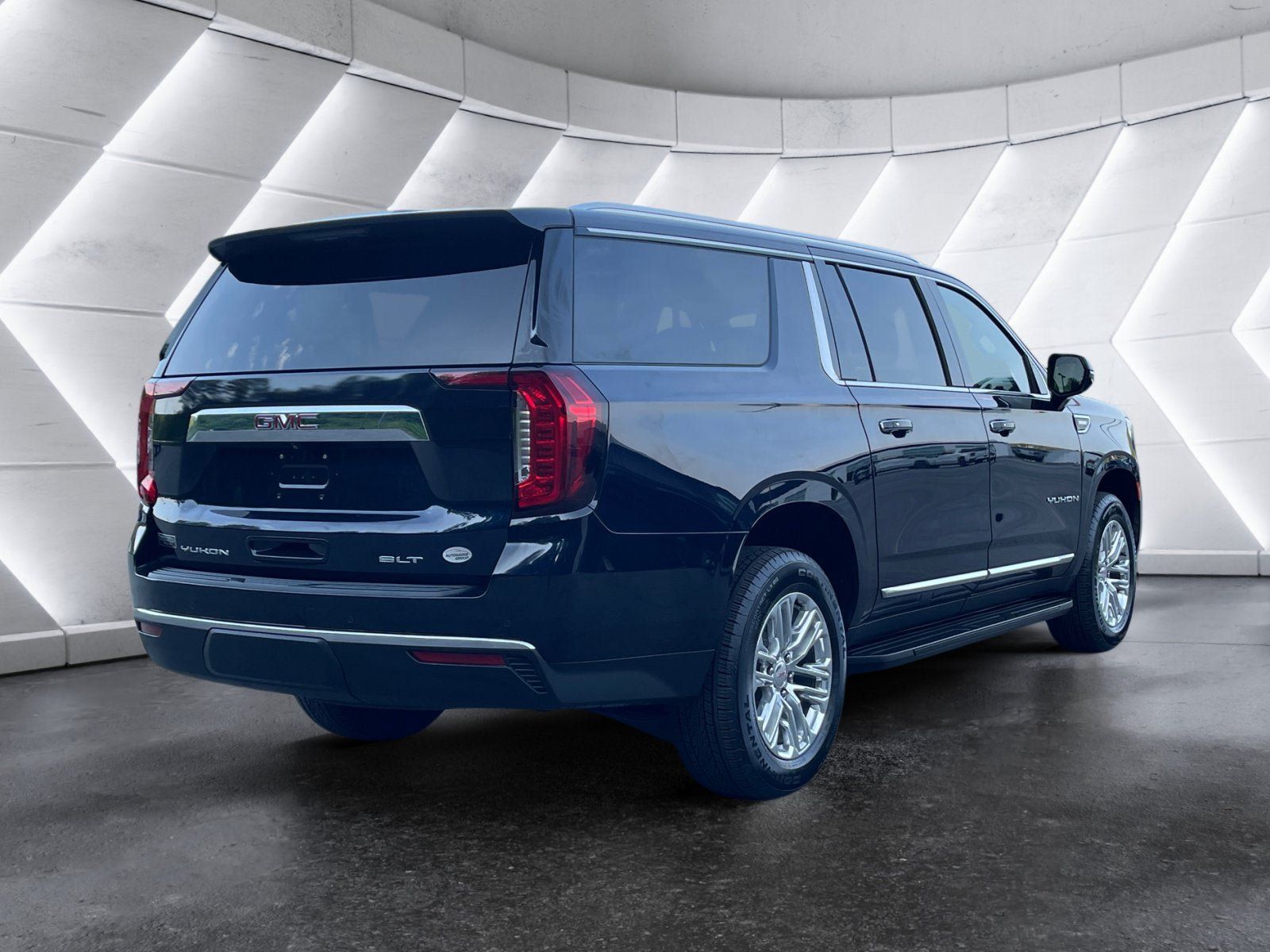 Used 2024 GMC Yukon XL SLT w/ SLT Luxury Package AWD/4WD image 6