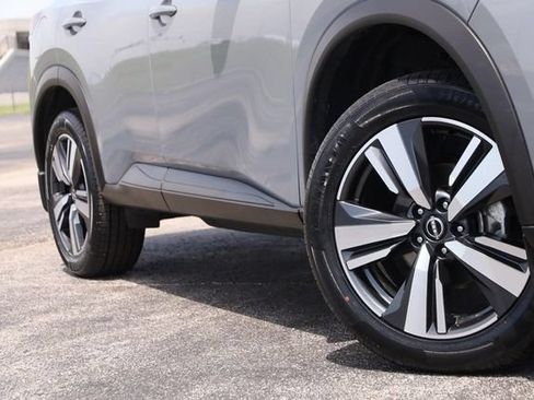 Certified 2025 Nissan Rogue SL w/ SL Premium Package AWD/4WD image 3