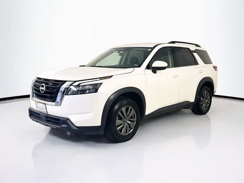 Used 2024 Nissan Pathfinder SV FWD image 3