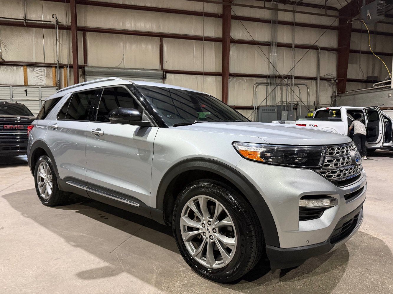 Used 2022 Ford Explorer Limited w/ Equipment Group 301A AWD/4WD image 2