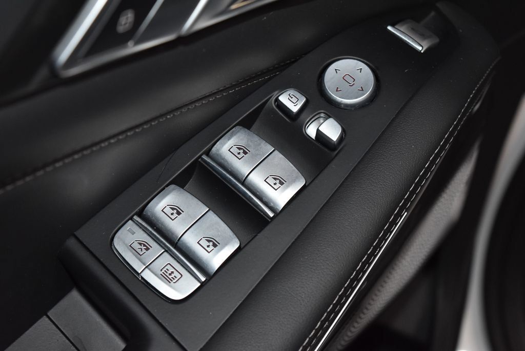 Used 2025 BMW X7 M60i AWD/4WD image 6