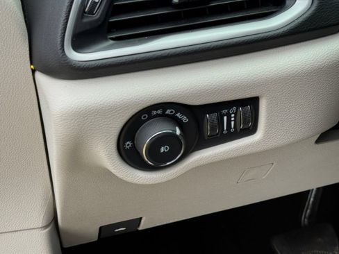 Used 2024 Chrysler Pacifica Touring-L FWD image 19