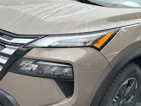 Used 2024 Nissan Rogue SV w/ SV Premium Package FWD image 3