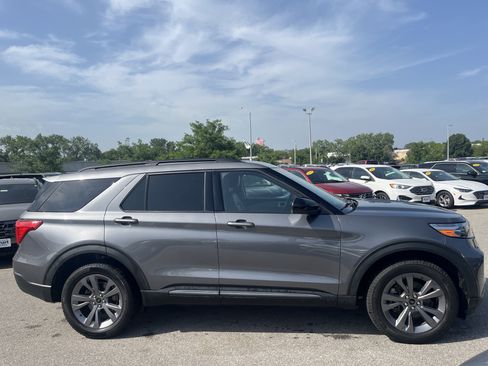 Used 2022 Ford Explorer XLT w/ Equipment Group 202A AWD/4WD image 4