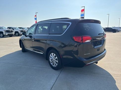 Used 2017 Chrysler Pacifica Touring-L FWD image 3