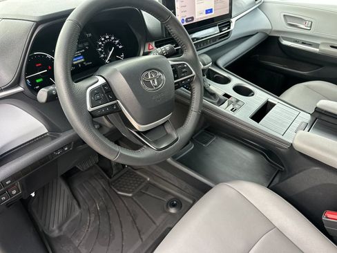 Certified 2026 Toyota Sienna XLE FWD image 10