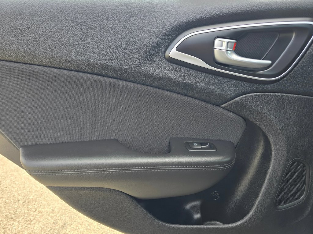 Used 2015 Chrysler 200 Limited w/ Convenience Group FWD image 14