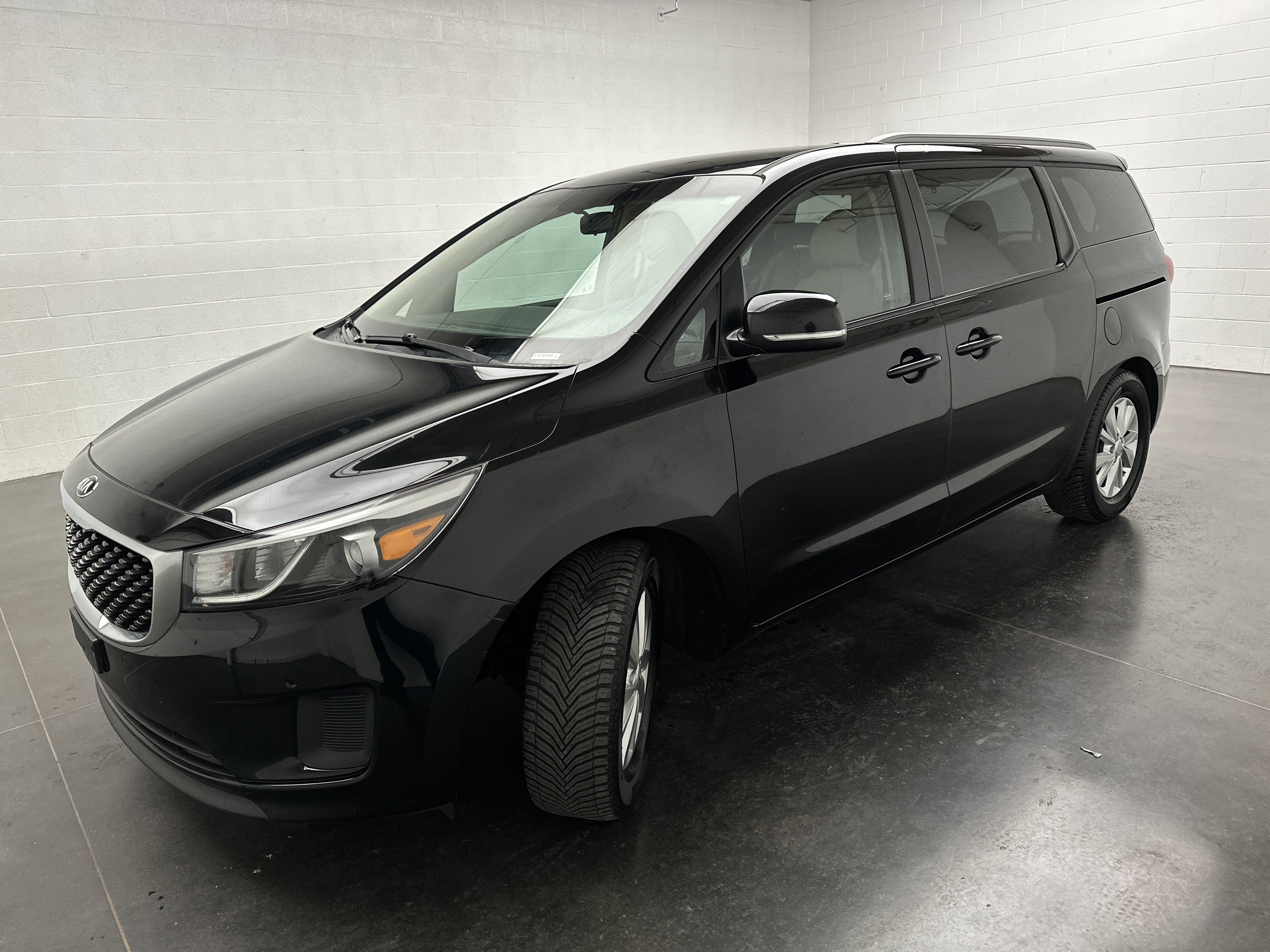 Used 2017 Kia Sedona LX w/ LX Essentials Premium Package FWD image 5