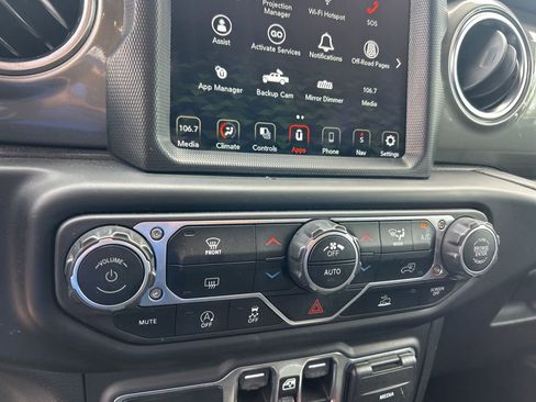 Used 2023 Jeep Gladiator Overland image 36