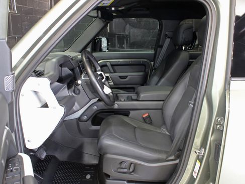 Used 2024 Land Rover Defender 110 SE image 28