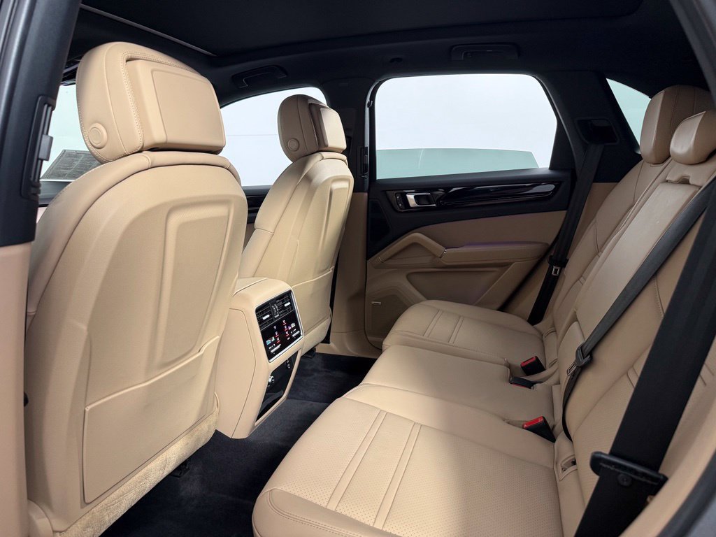 Certified 2023 Porsche Cayenne AWD/4WD image 40