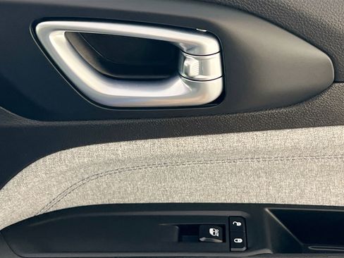 Used 2024 Jeep Compass Latitude image 32