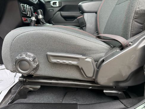 Used 2024 Jeep Gladiator Rubicon w/ Convenience Group image 15