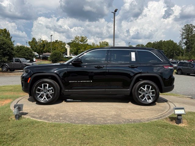 New 2027 Jeep Grand Cherokee Laredo X RWD image 4