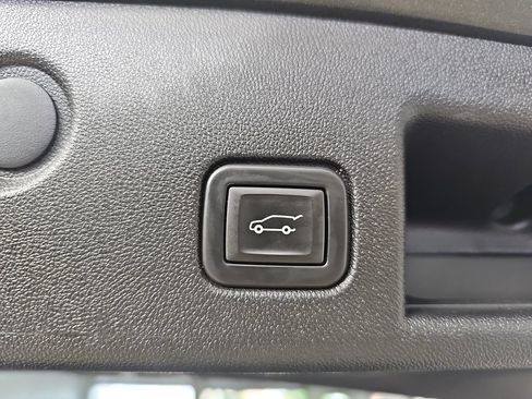 Used 2020 Chevrolet Equinox Premier FWD image 17