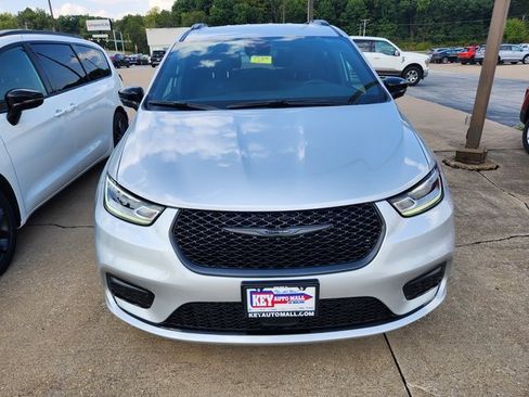 New 2026 Chrysler Pacifica Select w/ S Appearance Package image 2