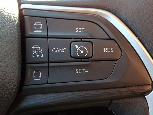 Used 2023 Jeep Grand Cherokee L Laredo image 23