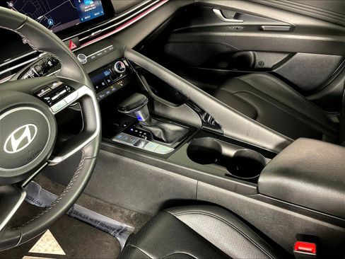 Used 2024 Hyundai Elantra Limited FWD image 18
