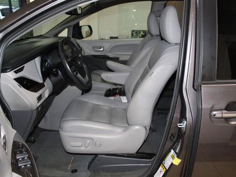 Used 2017 Toyota Sienna XLE w/ XLE Navigation Package FWD image 27