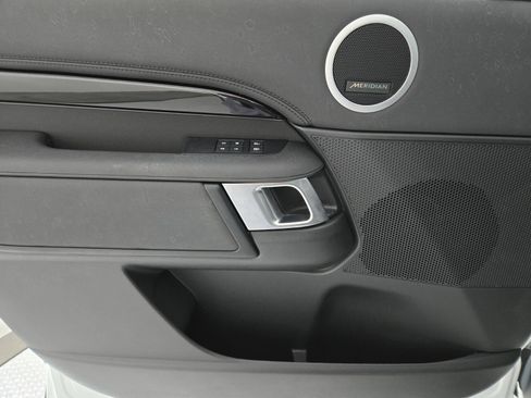 Used 2025 Land Rover Discovery S image 22