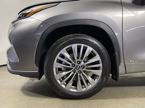 New 2026 Toyota Highlander Platinum image 11