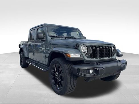 Used 2025 Jeep Gladiator Sport image 3