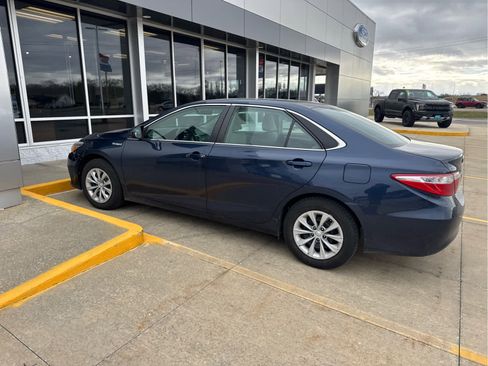 Used 2015 Toyota Camry LE image 2