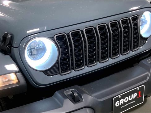 Used 2025 Jeep Gladiator Sport w/ Premium Package AWD/4WD image 32