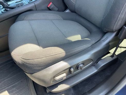 Used 2023 Chevrolet Traverse LT w/ Rear Camera Mirror Package image 18