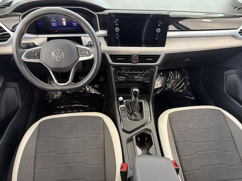 Certified 2025 Volkswagen Taos SE FWD image 26