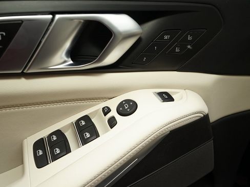 Used 2025 BMW X5 xDrive50e w/ Executive Package image 27