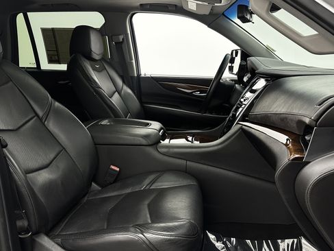 Used 2019 Cadillac Escalade Luxury image 39