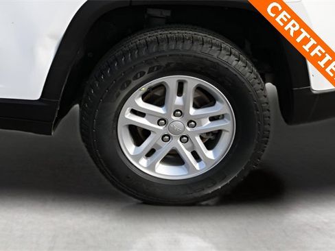 Used 2023 Jeep Grand Cherokee Laredo image 9