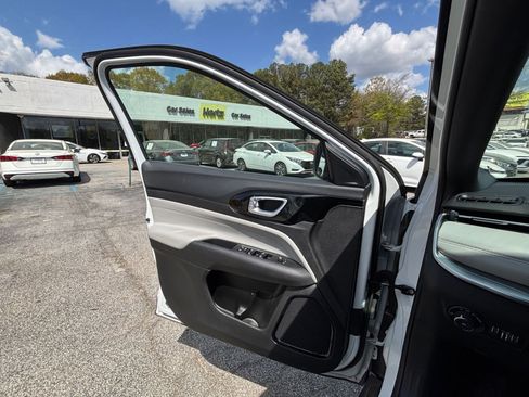 Used 2025 Jeep Compass Limited AWD/4WD image 18