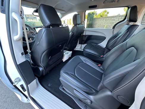 Used 2024 Chrysler Pacifica Limited FWD image 30