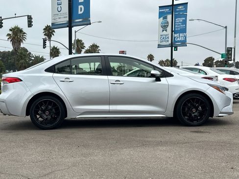 Used 2022 Toyota Corolla LE image 3