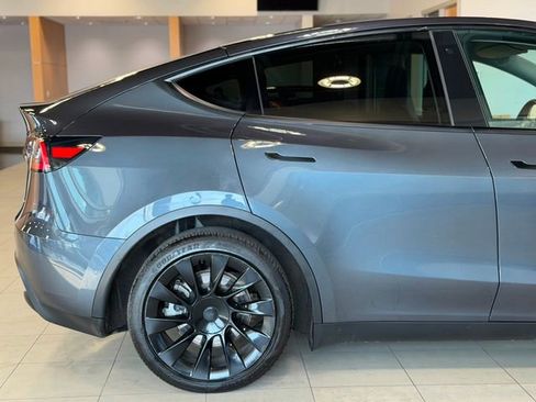 Used 2020 Tesla Model Y Long Range image 17