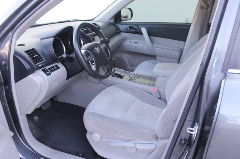 Used 2013 Toyota Highlander 4WD w/ Cold Weather Pkg image 9