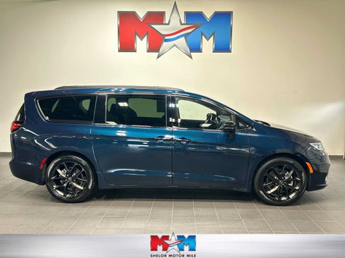 Used 2025 Chrysler Pacifica Limited FWD image 1