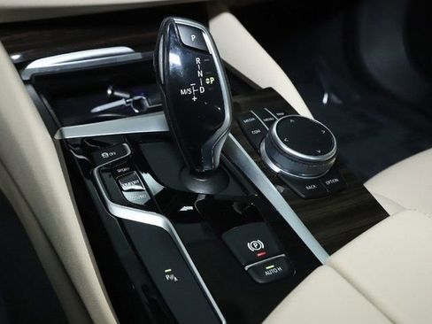Used 2020 BMW 530i xDrive w/ Premium Package image 28